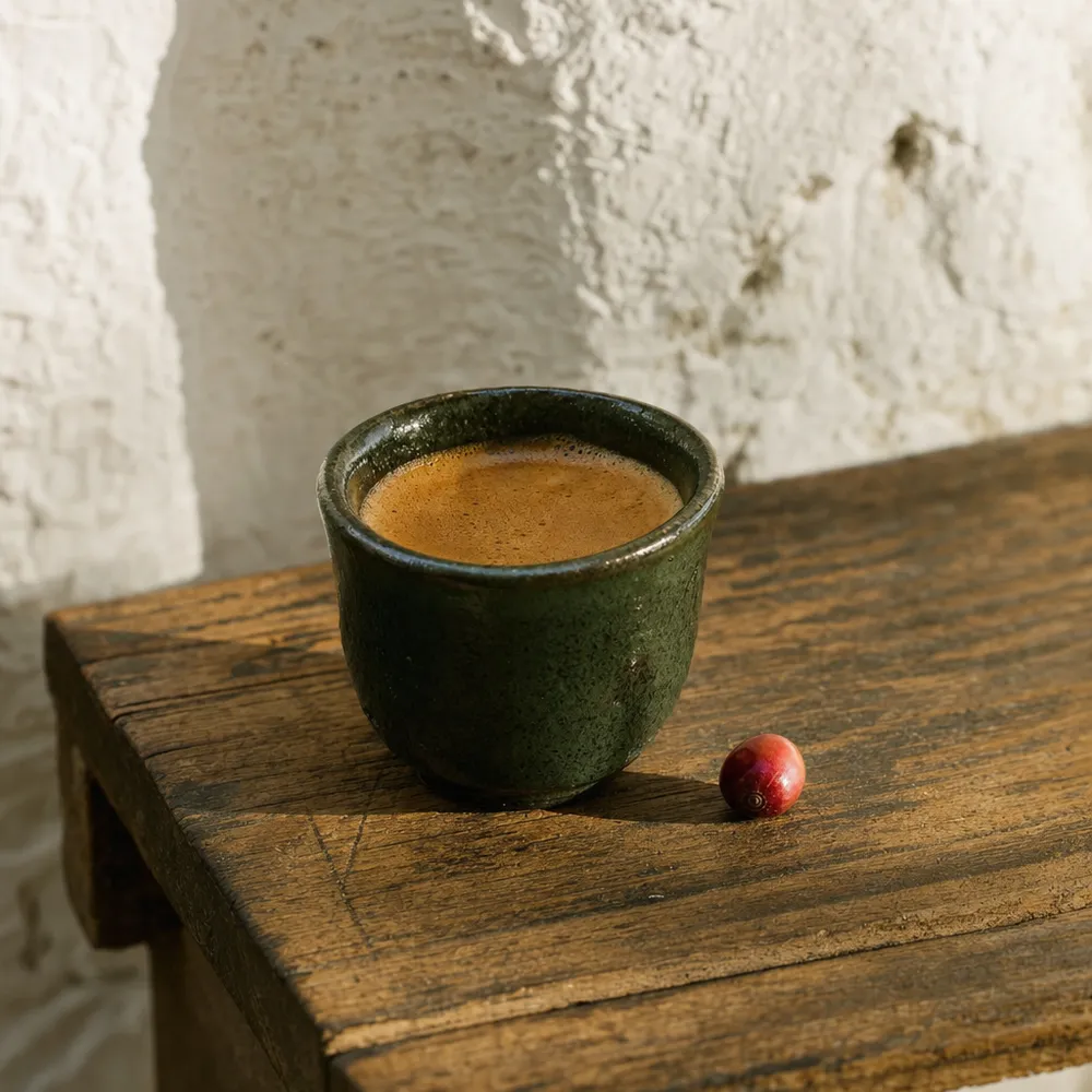 Espresso doble en taza de cerámica verde